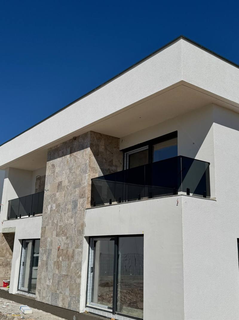 Parmakë xhami në tarracë. Xham 8+8 me ngjyrim të zi 60%. Fotoja 2 nga 3.