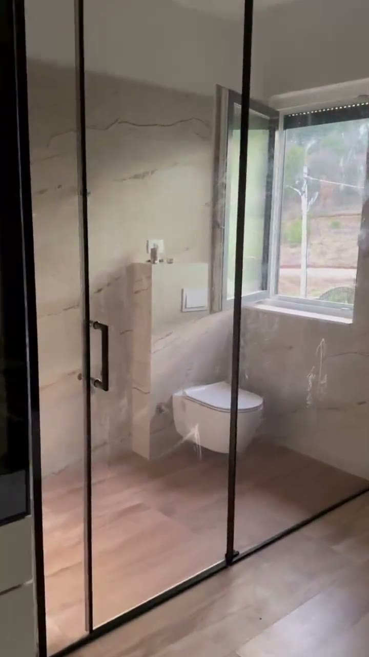 Pamje nga videoja: Dushkabinë me kornizë të zezë