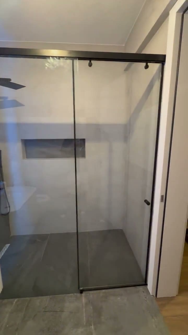 Pamje nga videoja: Dushkabinë rrëshqitëse me profil të zi