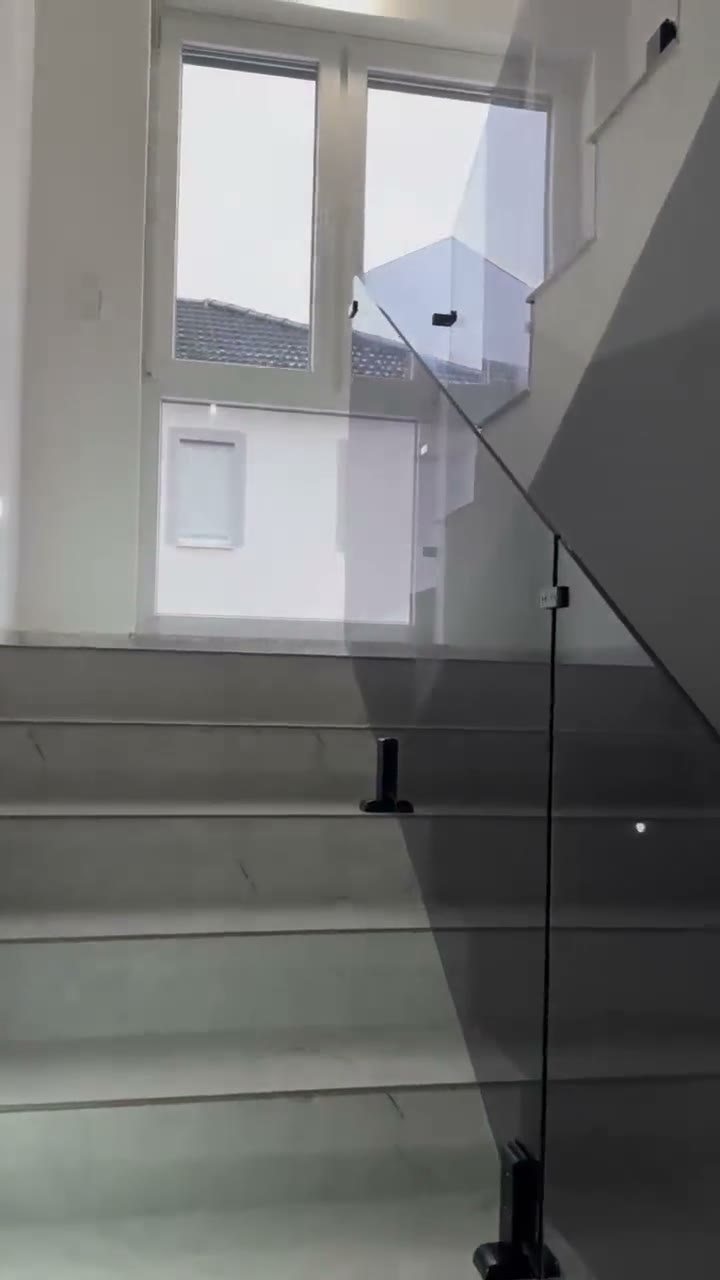 Pamje nga videoja: Parmak xhami për shkallët e brendshme