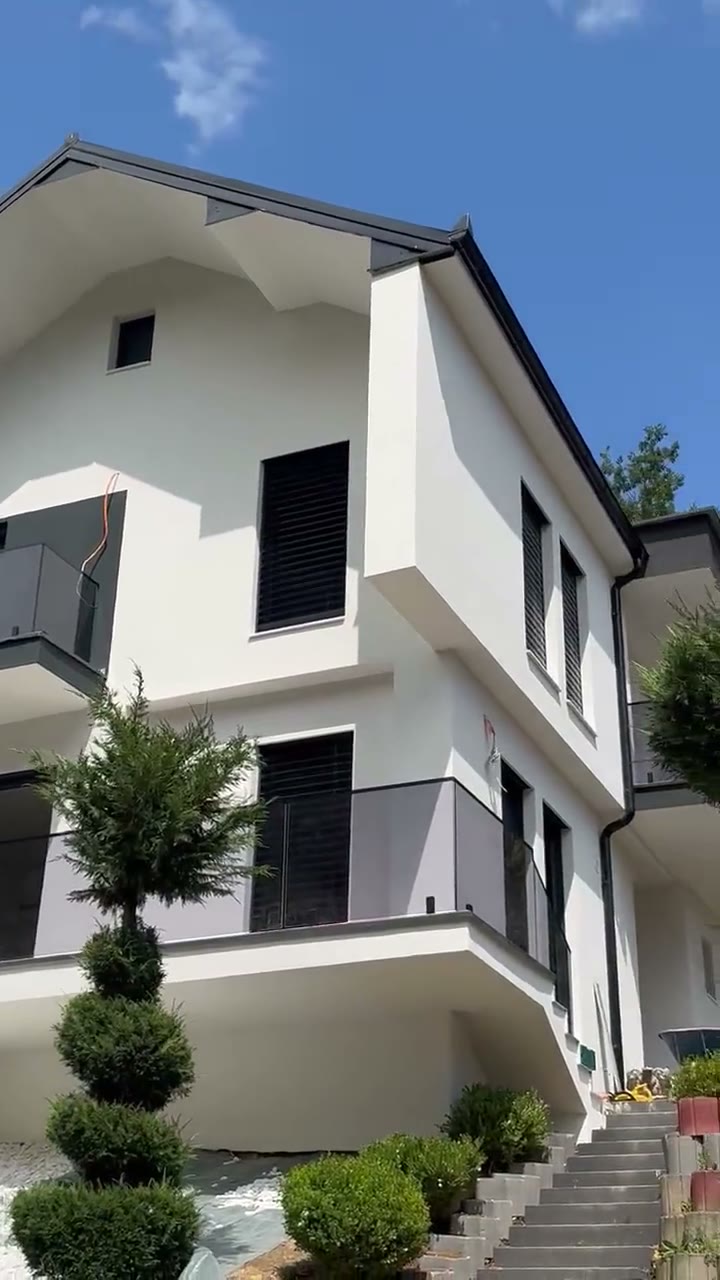 Pamje nga videoja: Gilindera me xham me ngjyrë në vilë